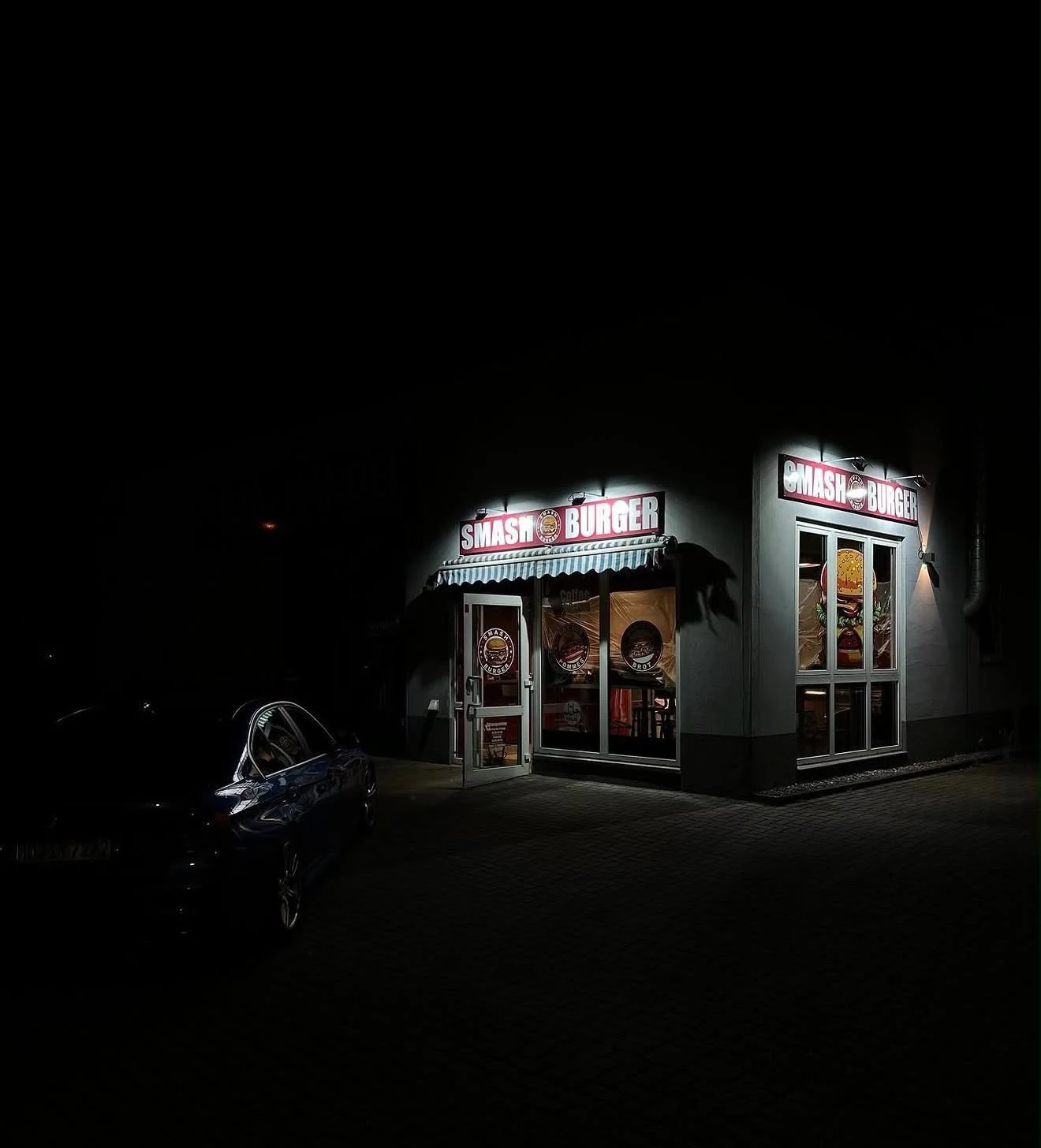 Smash Burger Duisburg: die beleuchtete Filiale am Nienhaushof 6